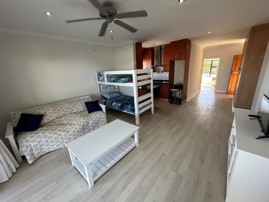 9 Bedroom Property for Sale in Wavecrest Eastern Cape